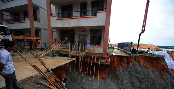 混凝土、民房傾斜