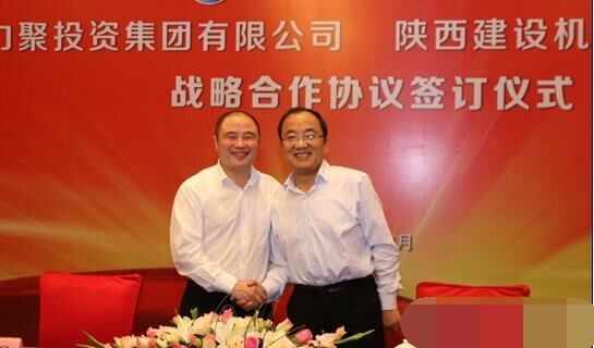 近日，陜建機械與安徽力聚簽訂戰(zhàn)略合作協(xié)議，陜建機械董事長楊宏軍，副總經(jīng)理、營銷總監(jiān)賀衛(wèi)東，安徽力聚投資集團董事長宋執(zhí)壽，黨支部書記陳邦勤以及安徽潤路公司總經(jīng)理杜永龍等單位領導出席了會議