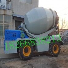 湖北應(yīng)城四驅(qū)自上料攪拌車(chē) 湖北多功能水泥攪拌車(chē)